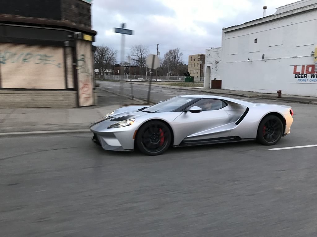 Reddit user spots Silver Ford GT cruising around Detroit-1