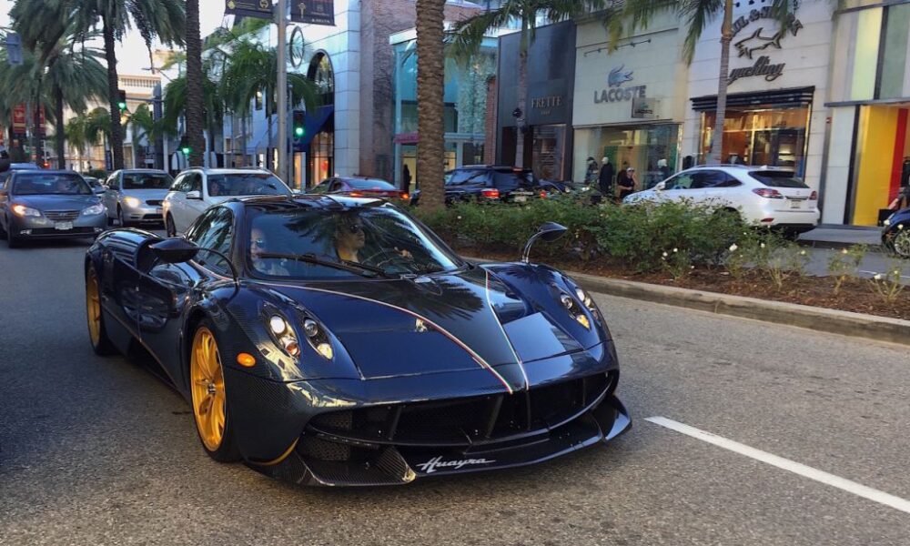 Машина Pagani Huayra Tempesta