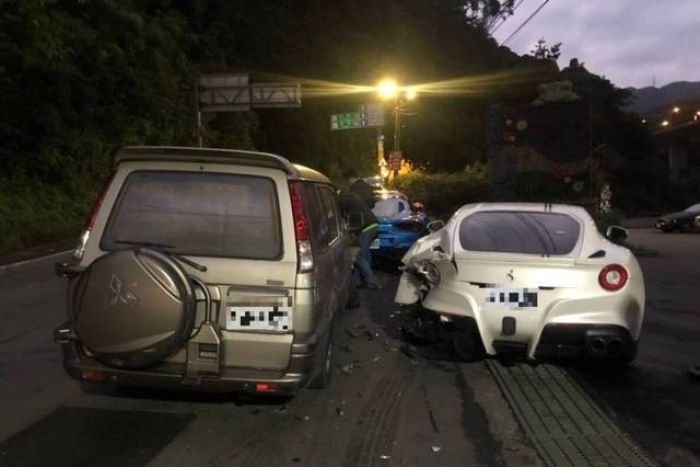 Deliveryman-crashes-into-Ferrari-s-in-Taiwan-02