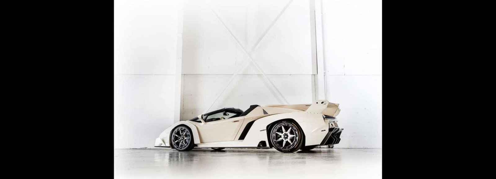 White-Lamborghini-Veneno-Roadster-2