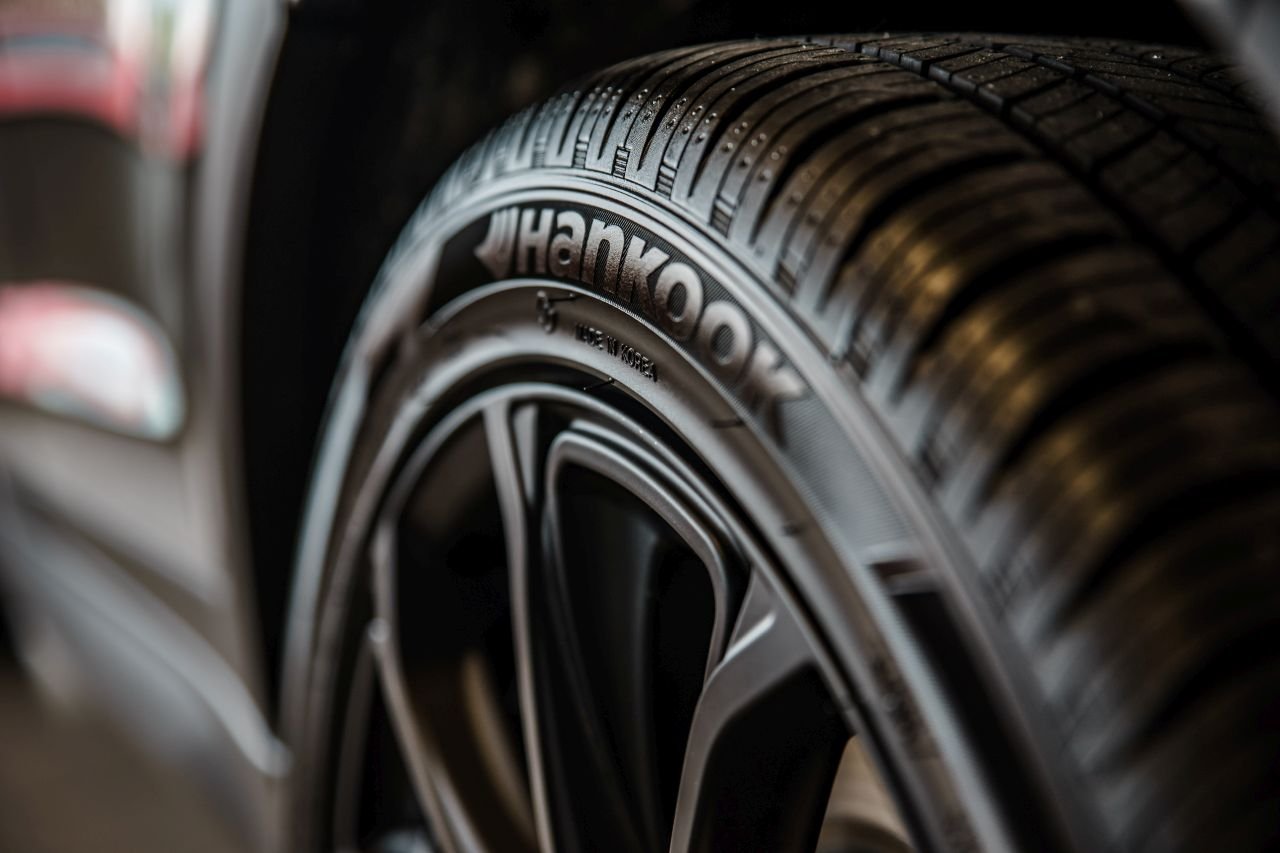 close-up-photography-of-vehicle-wheel-and-hankook-tire