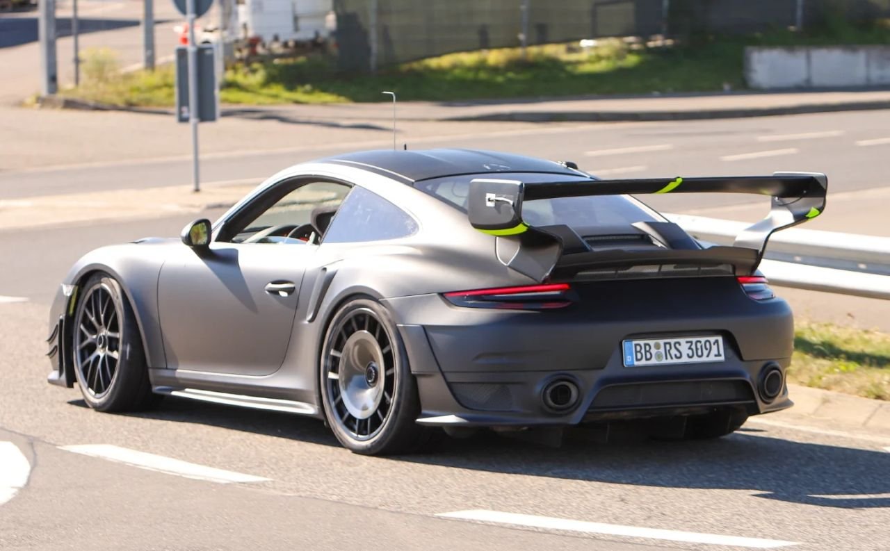 Porsche 911 GT2 RS MR-Manthey Racing-Slantnose prototype-1