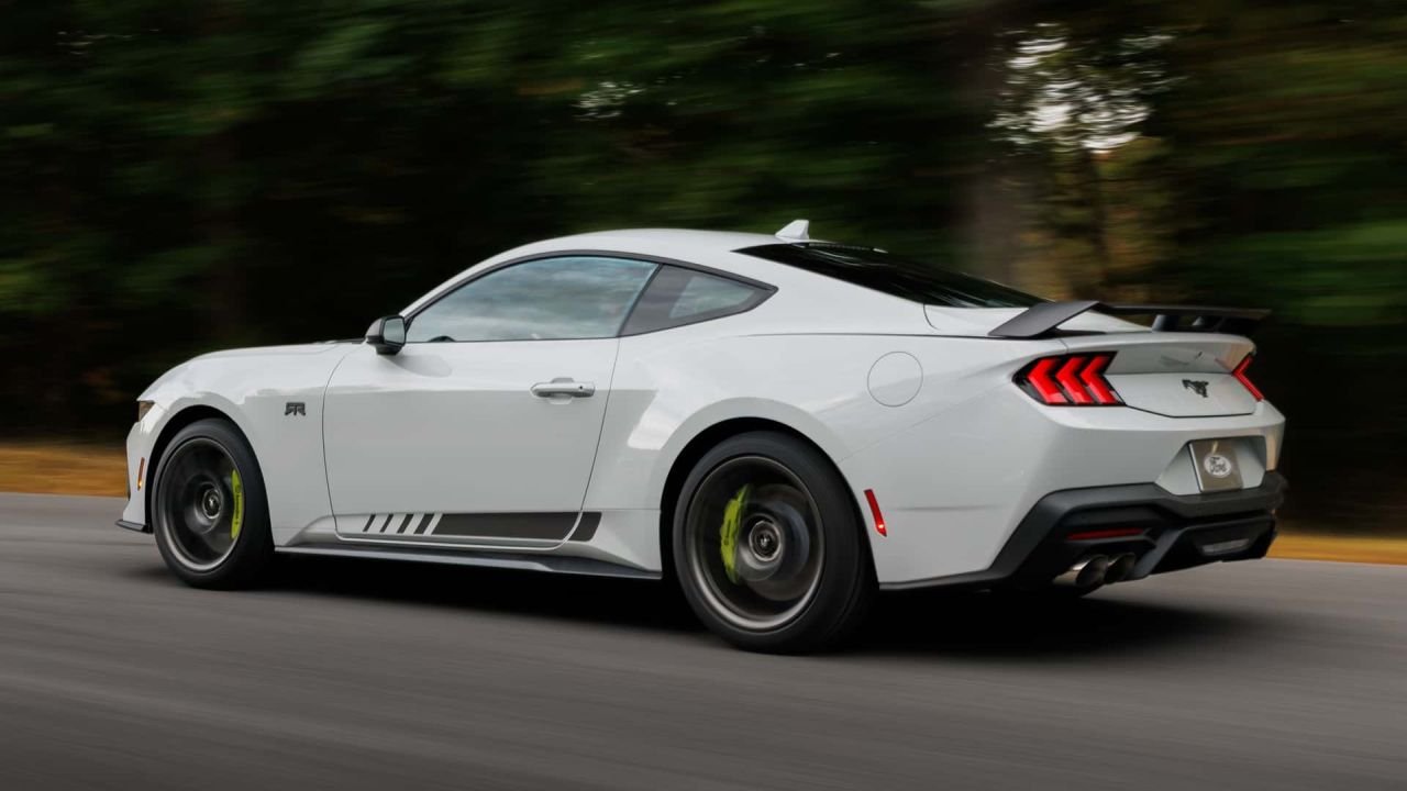 2026-mustang-ecoboost-with-the-rtr-package (2)