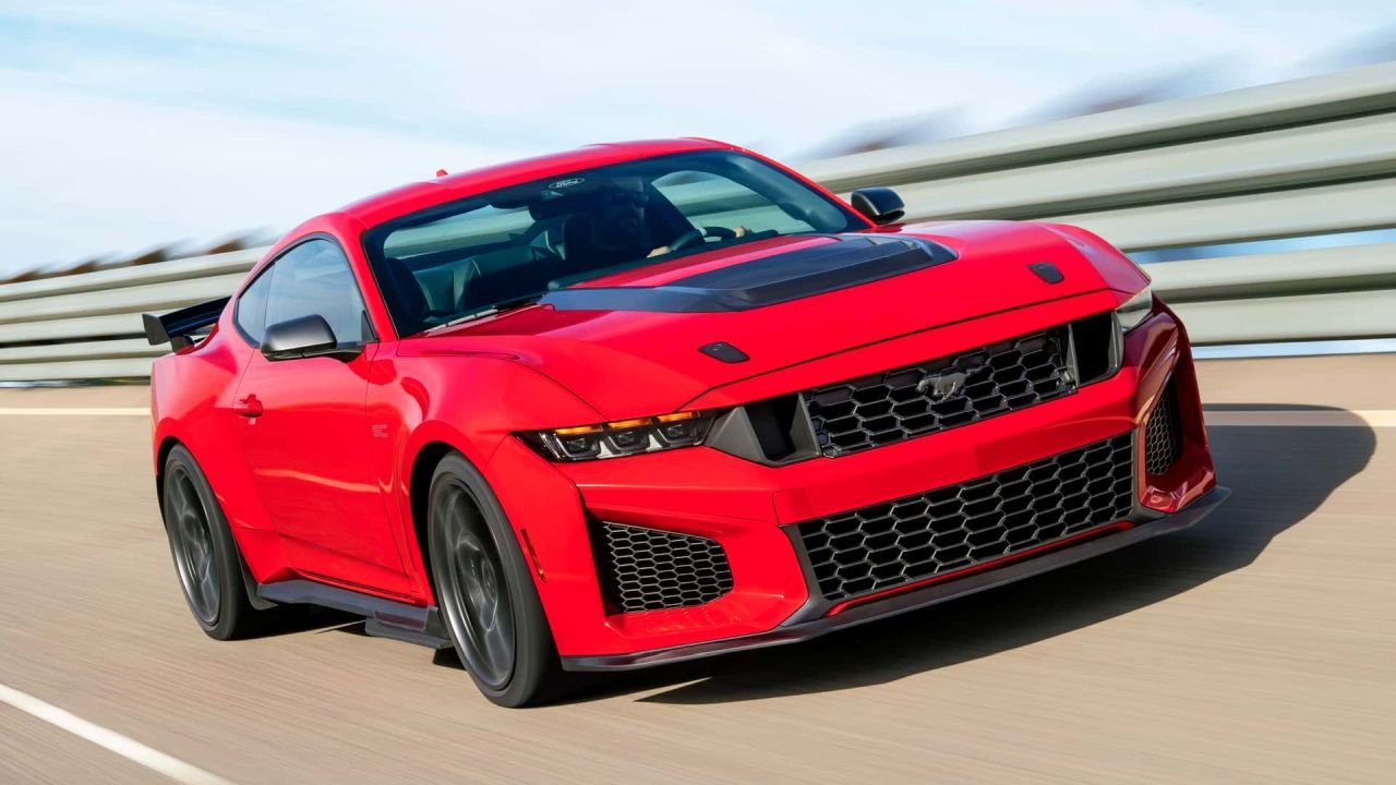 2026-ford-mustang-dark-horse-sc-front-3-4